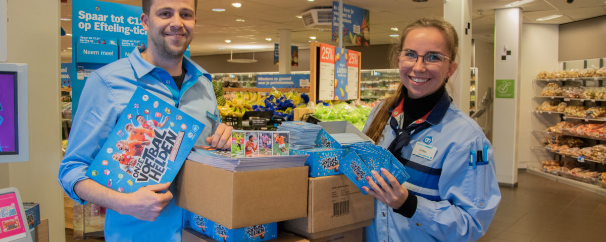 Albert Heijn doneert voetbalplaatjes aan voedselbank