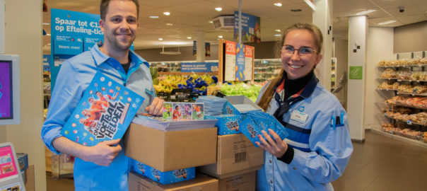 Albert Heijn doneert voetbalplaatjes aan voedselbank